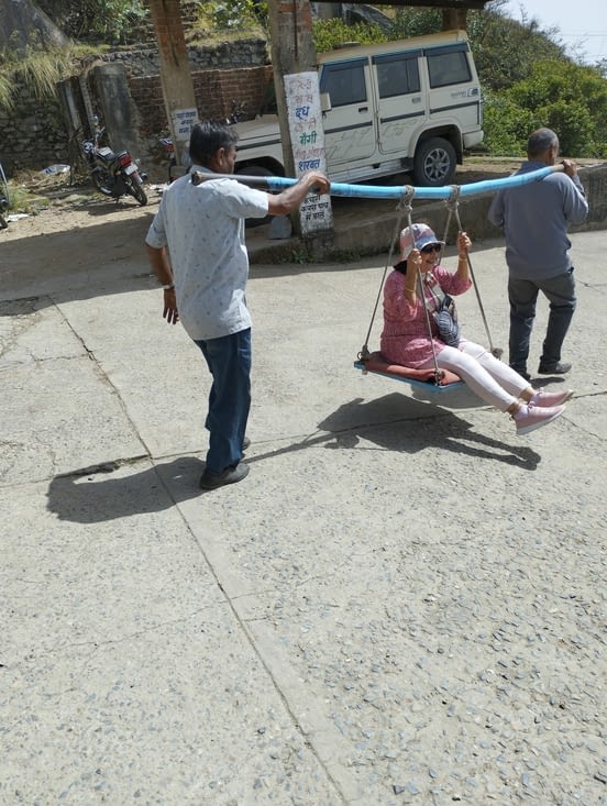 des porteurs de palanquins