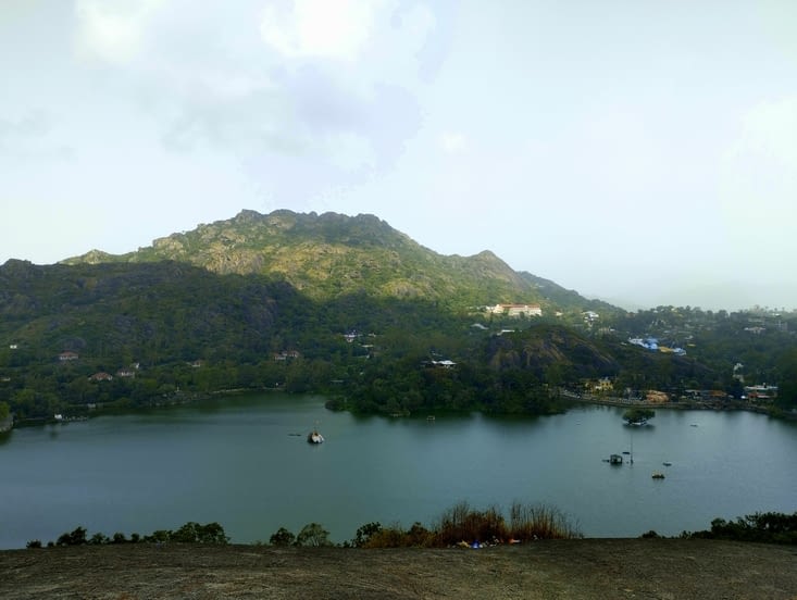 Le lac de Mount Abu vu du Toad Rock