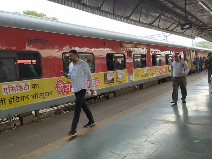 Le train Aravalli Express arrive en gare d'Ajmer