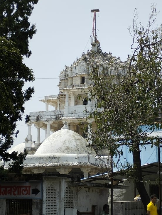 Le même temple sous un autre angle