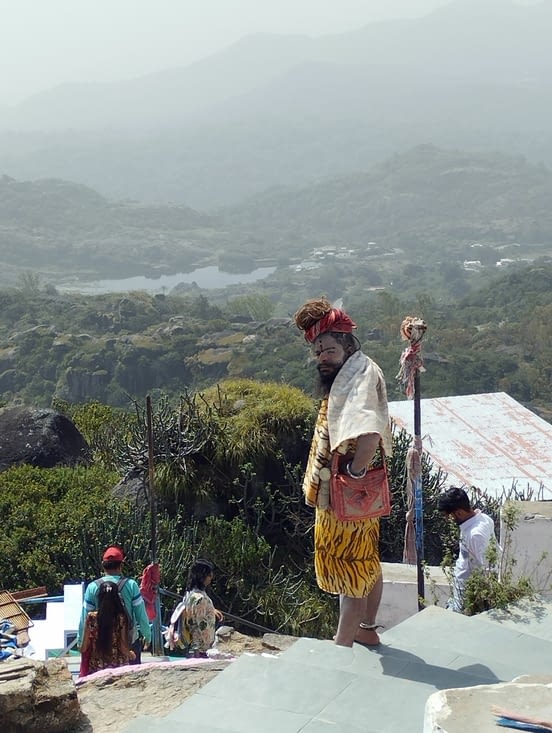 Un sadhu sur les marches du temple