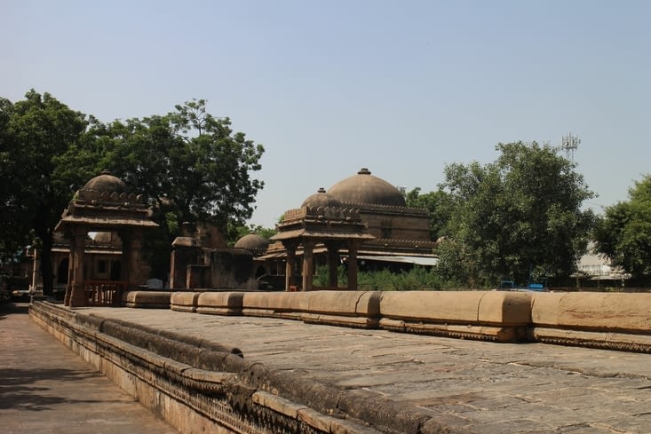A l'extérieur du Bai Stepwell