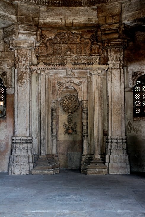 A l'intérieur du puits à degrés