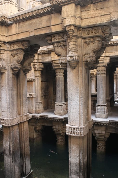 Au niveau inférieur, on voit l'eau dans le fond du puits