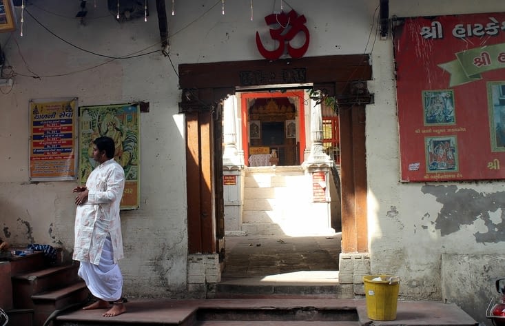 Dans la vieille ville d'Ahmedabad, un prêtre devant un petit temple