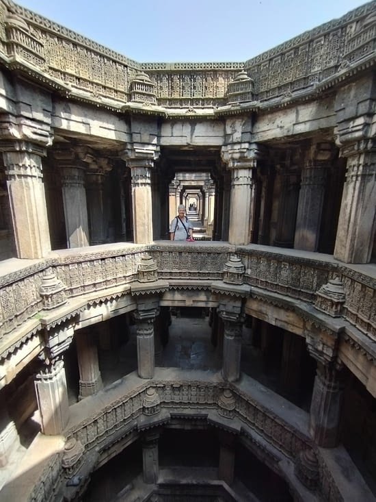 A l'intérieur du  puits à degrés