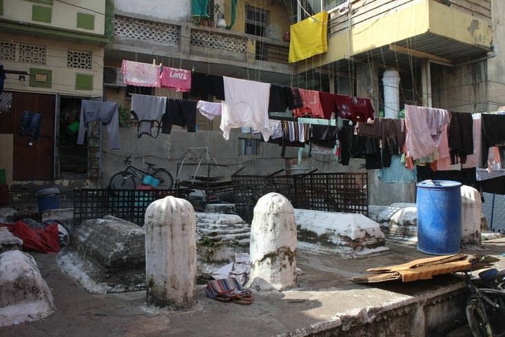 En face du tombeau se trouvent les tombes de sa famille