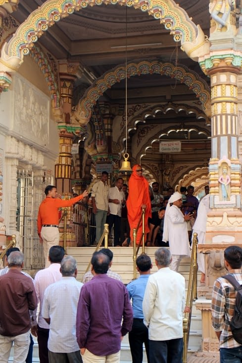 La cérémonie commence avec l'arrivée d'une personnalité locale (à droite en blanc)