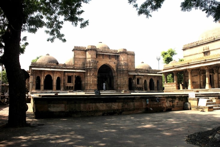 La mosquée voisine du puits à degrés