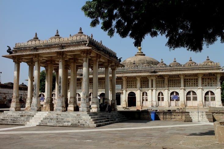 Le mausolée au premier plan