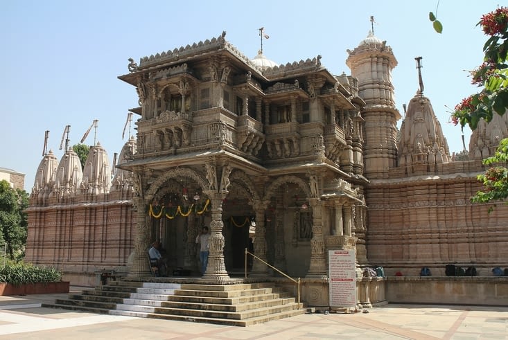 L'entrée du temple de Hutheesing