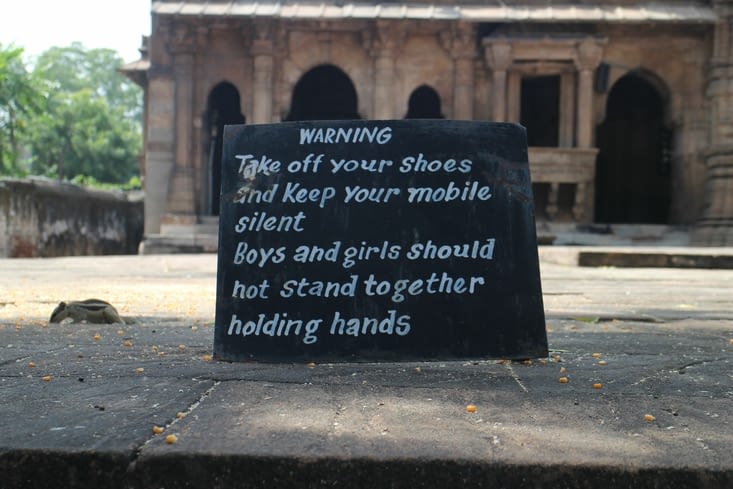 On doit bien se tenir en visitant la mosquée !