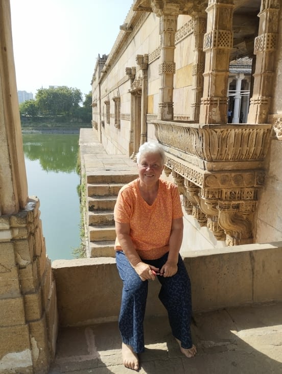 Salim joue les photographes devant le plan d'eau