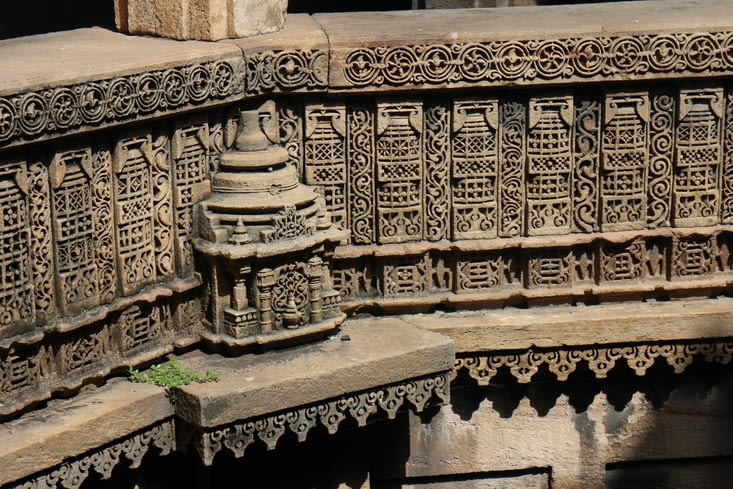 Un détail des sculptures murales