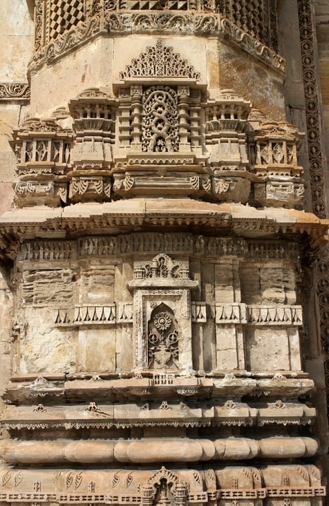 un détail d'une des colonnes qui encadrent l'entrée de la mosquée