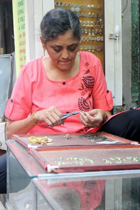 Une bijoutière au travail