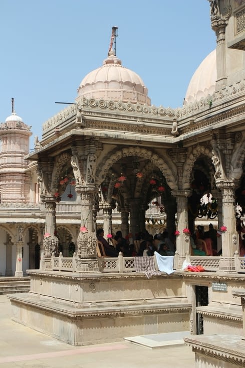 Une foule de fidèles assiste à la cérémonie