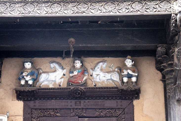 Une jolie sculpture au-dessus d'une porte