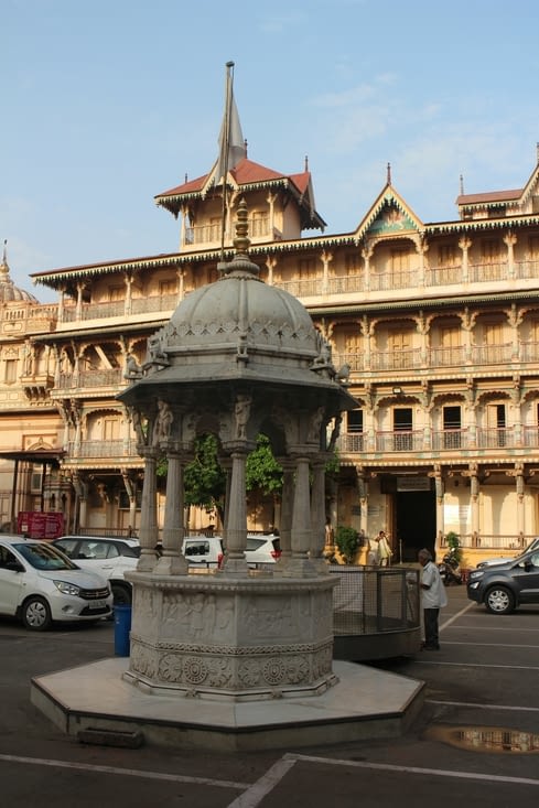 Une place avec de belles maisons entoure le temple