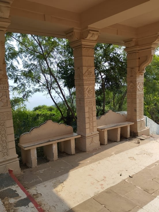 Des bancs à l'abri du soleil permettent de se reposer régulièrement