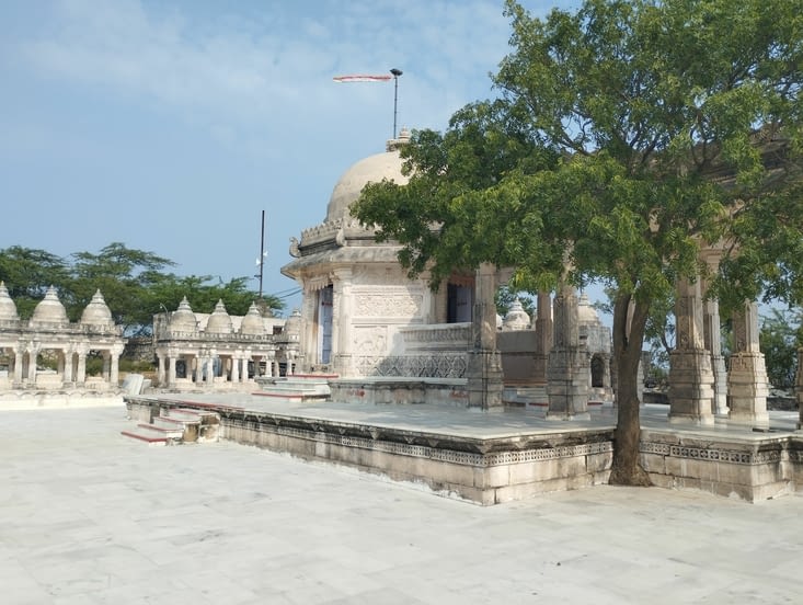 Des petits temples à mi-chemin