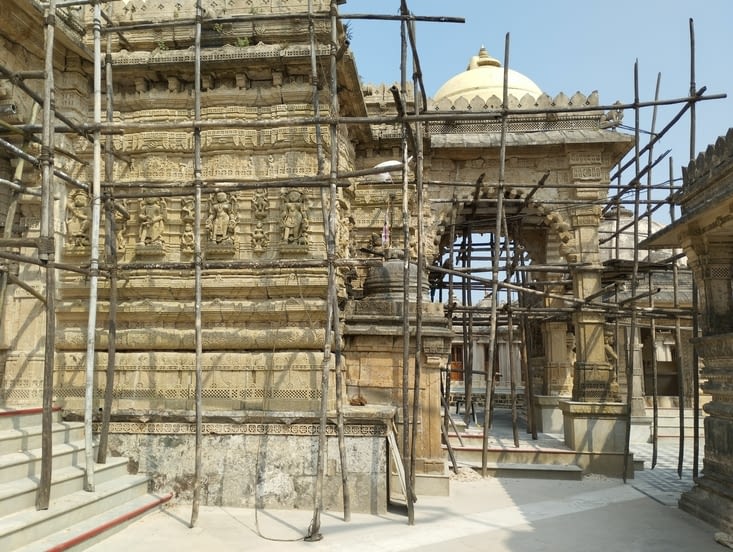un autre temple en cours de restauration