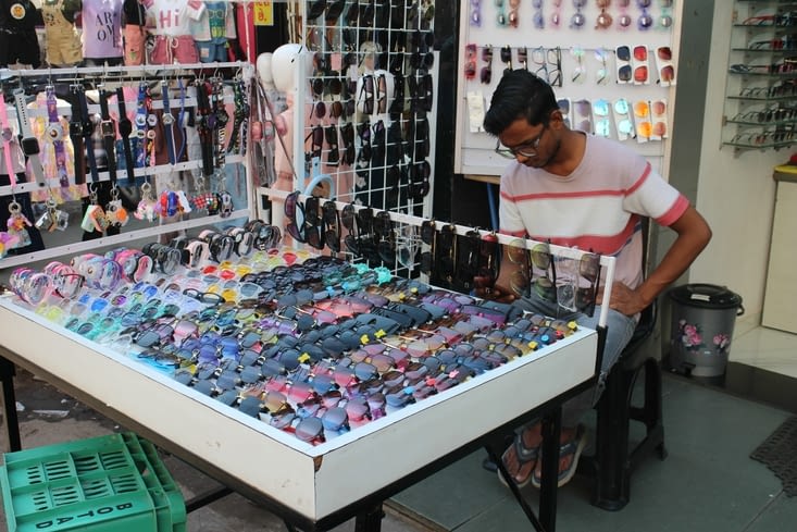 un marchand de lunettes qui en porte lui-même