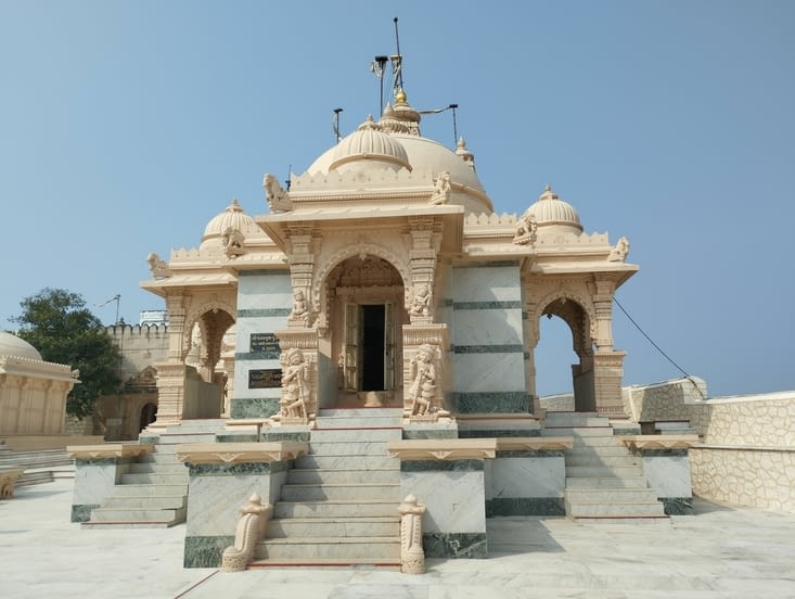un temple visiblement restauré ou peut-être neuf