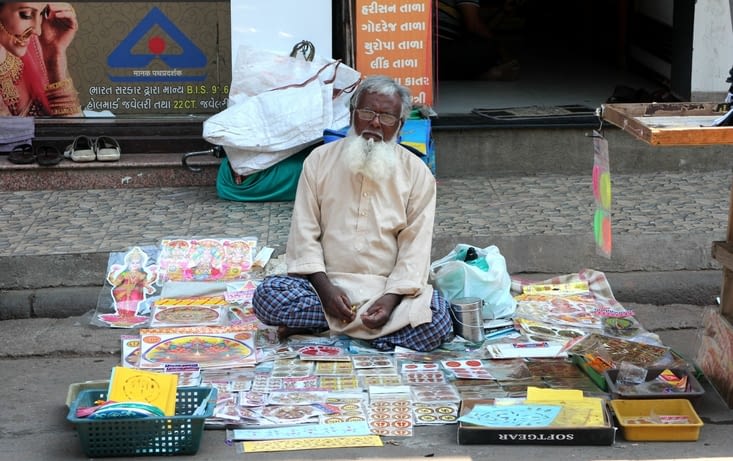 un vendeur d'images saintes