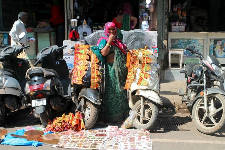 une autre vendeuse de décorations