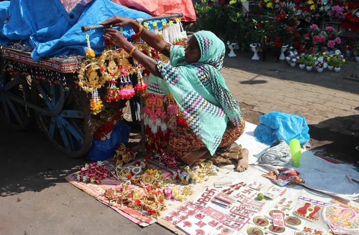 une vendeuse de décorations pour Diwali