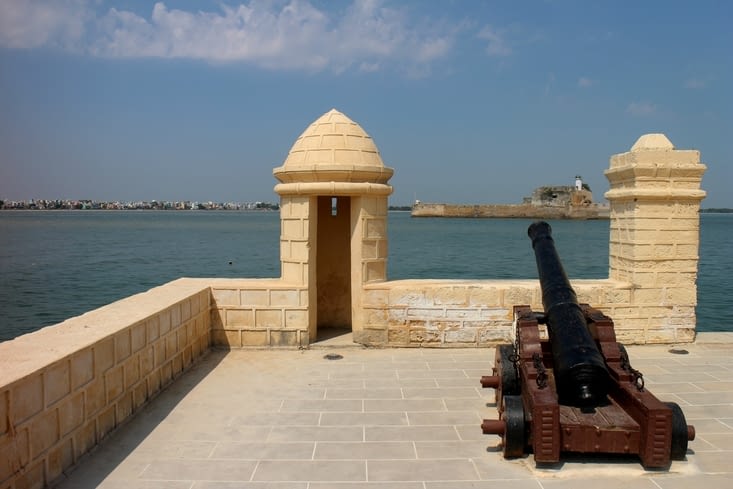 un canon pointé vers le large