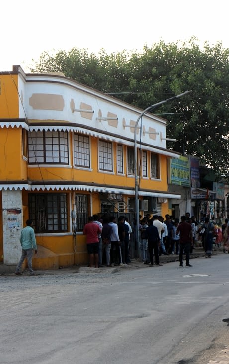 La foule devant le magasin de vins et spiritueux