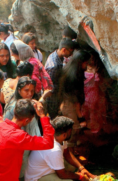 la foule des fidèles attendant leur tour pour entrer dans la grotte