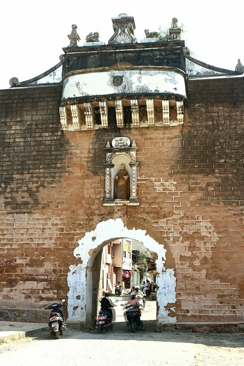 Une des portes  ménagées dans les remparts