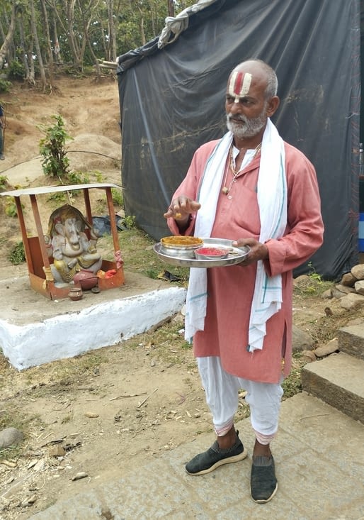 Au départ de la montée, ce prêtre va me bénir