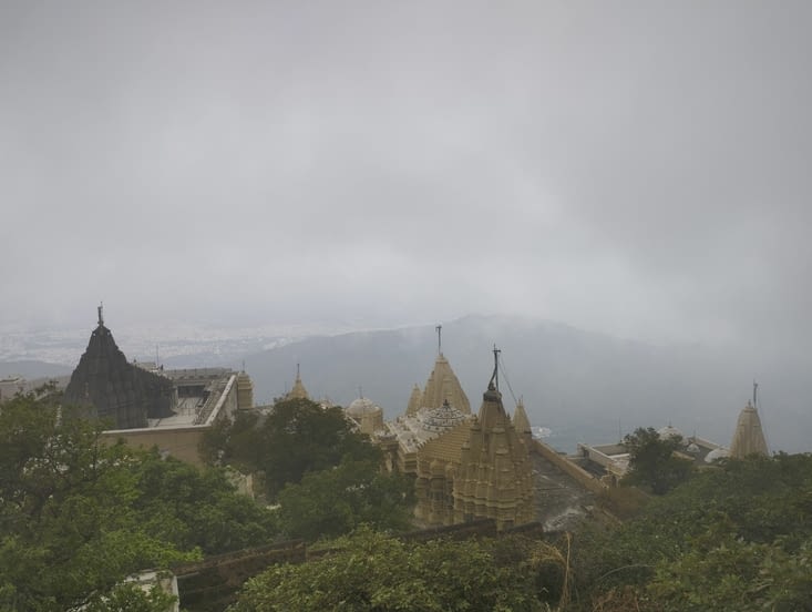 L'atmosphère est brumeuse