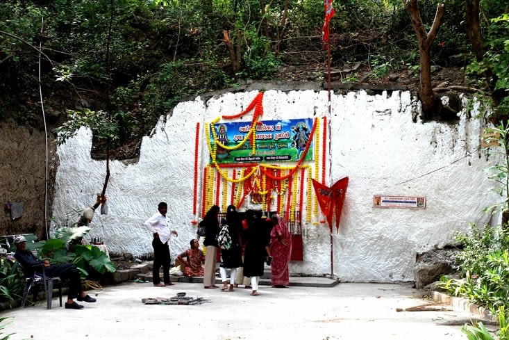 Près du baori se tient un petit temple