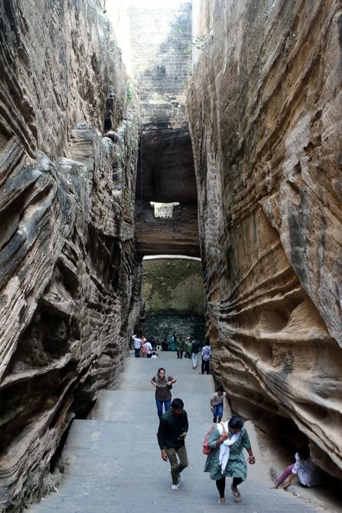 En descendant dans le puits