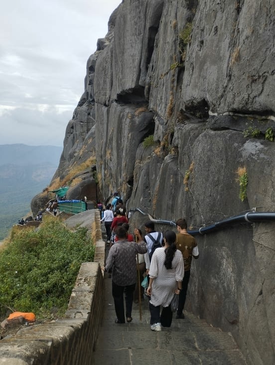 l'escalier serpente au milieu des rochers