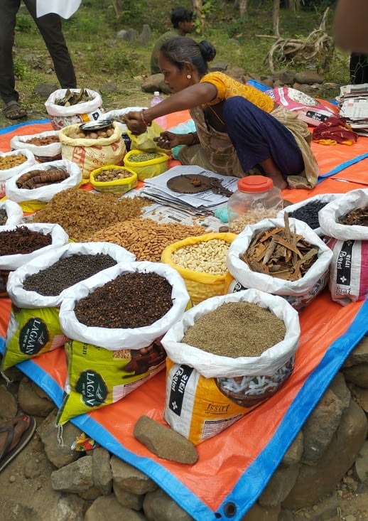 On peut aussi acheter des épices cultivées dans la région