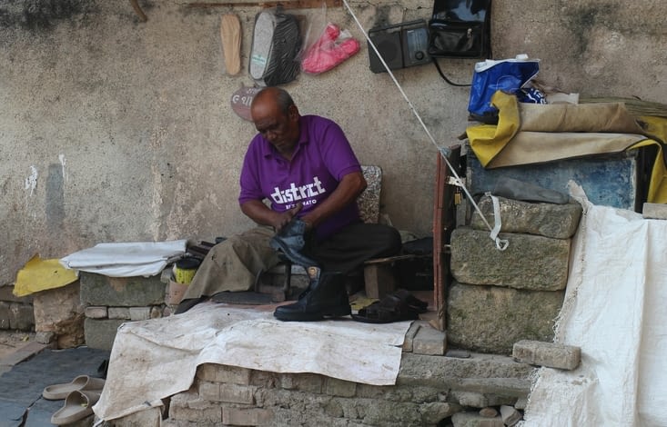 Un cireur de chaussures