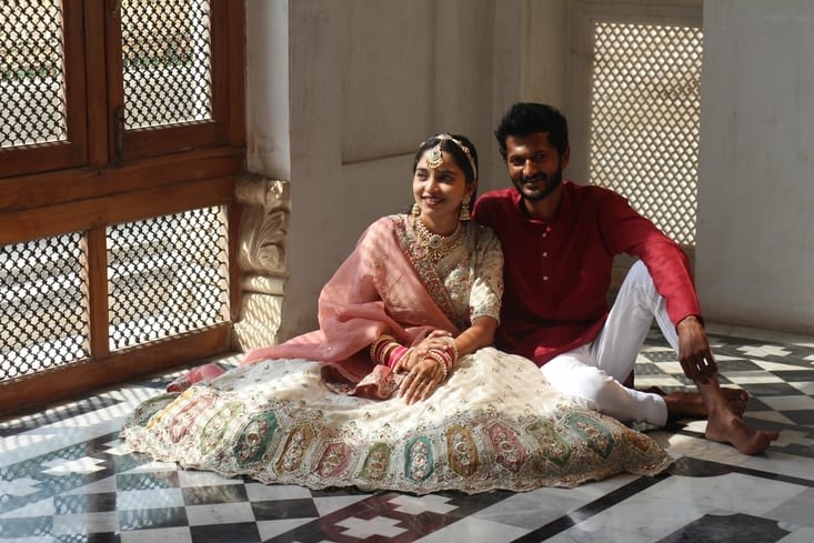 Un jeune couple est en train de poser pour des photos de mariage