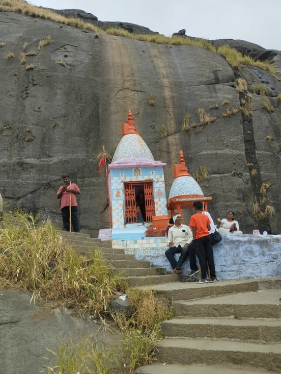 un joli petit temple dans les rochers
