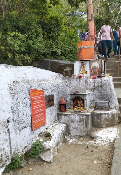un petit temple sur le chemin