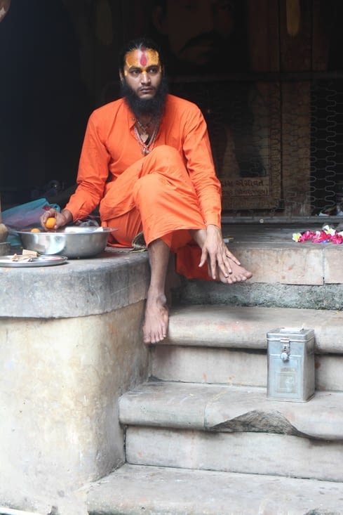 Un prêtre à l'entrée du fort