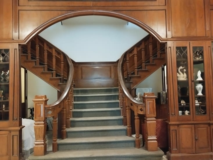 le superbe escalier double menant au premier étage