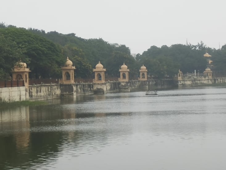 sur la promenade autour du lac