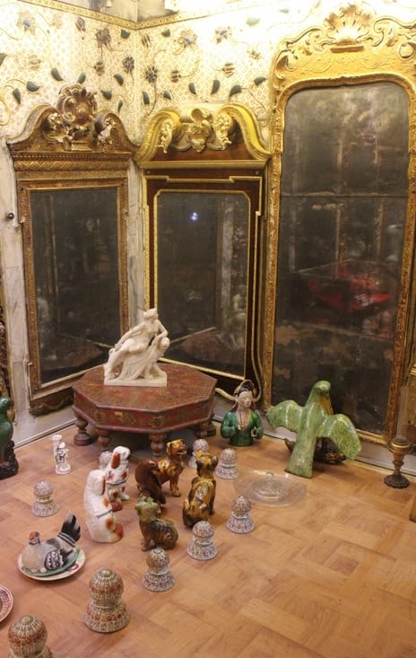 d'immenses miroirs tapissent les murs