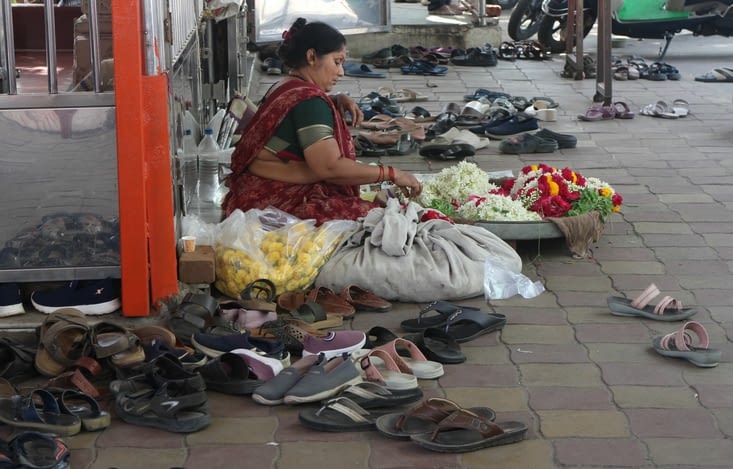 une fleuriste gardienne de chaussures